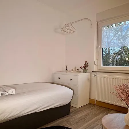 Your Private Bedroom Near Station Perfect For Solo Travelers 아파트 *